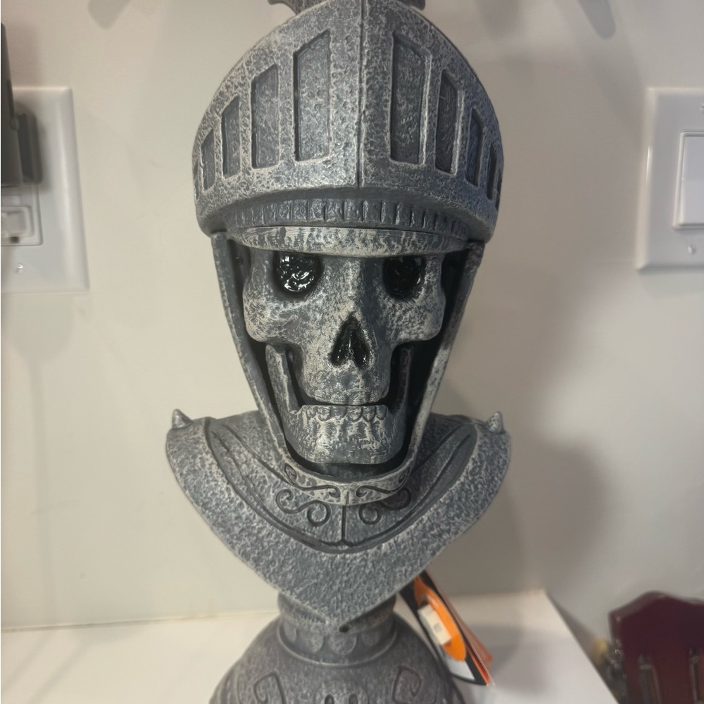 HYDE AND EEK  BOUTIQUE SKELLETON TALKING KNIGHT MOTION ACTIVATED - NEW from Targ